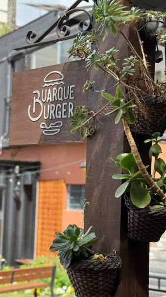 Fachada da Buarque Burger com a marca na placa de madeira